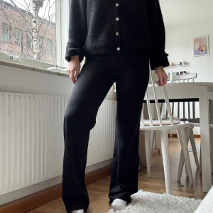 Svarta kostymbyxor med raka ben - Snygga svarta kostymbyxor med normal passform och raka ben. 