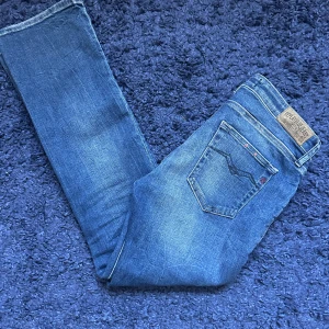 Blå Replay jeans  - Säljer ett par klassiska blå jeans från Replay. Inga tecken på synliga märken överhuvutaget,ny kostar 1,799kr och jag sätter de för bra pris. Skriv om ni har några frågor 🤝