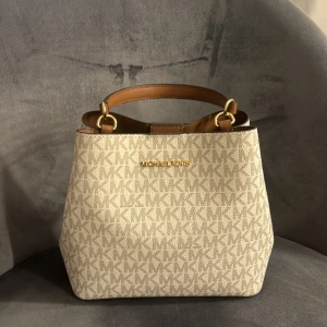 Handväska från Michael Kors  - Väskan är äkta. Säljer pågrund av att jag aldrig fått användning av den. Köpte den för drygt en månad sedan, skriv privat för mer bilder. Har kvitto!!
