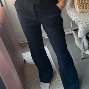 Svarta kostymbyxor med normal passform - Säljer ett par svarta kostymbyxor med normal passform i fint skick från Bikbok💗