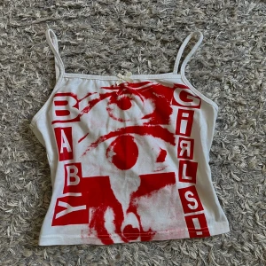 Vitt linne med tryck  - Säljer ett vitt linne med rött tryck ❣️