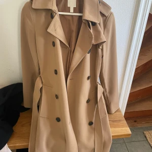 Beige trenchcoat med bälte - Beige trenchcoat! 