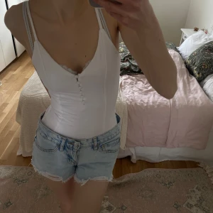 Vit body! - Sjukt cool vit body från hm!! Använd en gång så är i bra skick!! Vill till sommaren💫💫💫