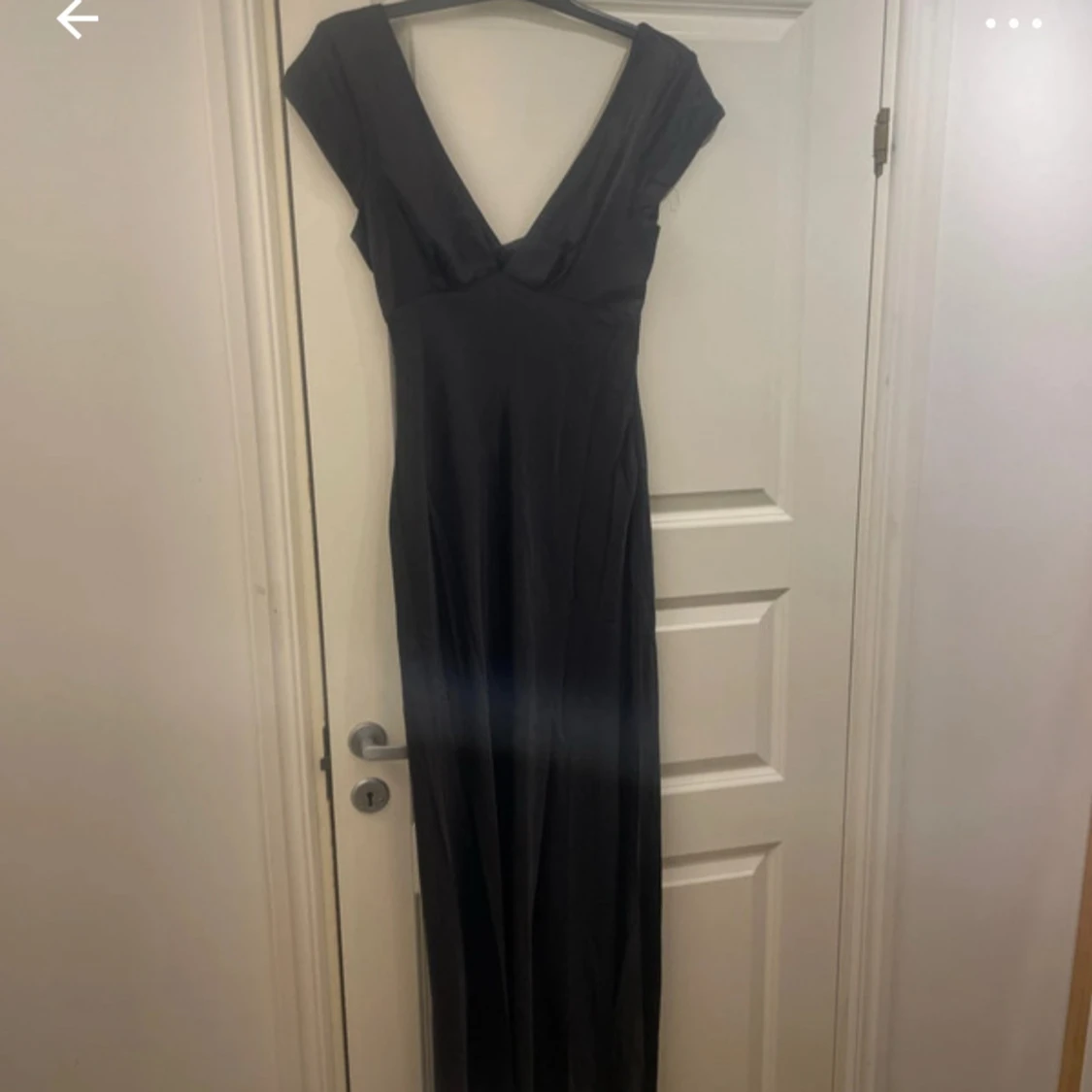 Svart långklänning med öppen rygg och twistdetalj - 2