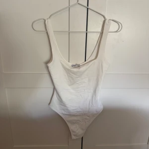 Vit body - Vit body från Bershka i strl S!! Aldrig använd!!🎀