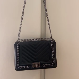 Axelremsväska - Rensade mina väskor och hittade denna svarta väskan och kände att den inte kom till användning, därför vill jag sälja den. Jag vet tyvärr inte vilket märke den är ifrån då det var länge sedan jag köpte den 💞