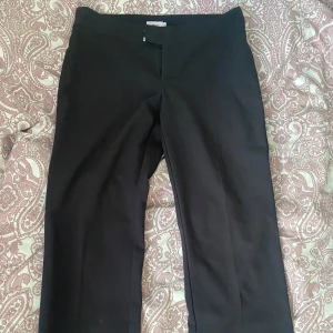 Kostymbyxor från Nelly strl 36 helt NYA! - Helt nya kostymbyxor från Nelly i storlek 36 helt oanvända men kan inte lämna tillbaka då prislappen inte sitter kvar därav säljer jag dem😊priset går att diskutera 