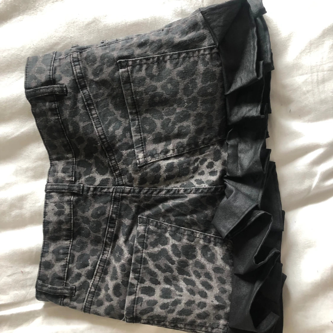 Grå leopardmönstrad jeanskjol med volang - 1