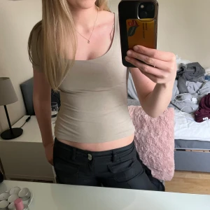 Beige topp från BikBok - Säljer en enkel och stilren beige topp från BikBok. Toppen har korta ärmar, rundad urringning och är tillverkad i mjuk bomull. Perfekt att matcha med jeans eller kjol för en clean look💗💗