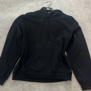 Svart hoodie med magficka - Säljer en svart hoodie med huva och dragsnören. I storlek S från H&M🥰