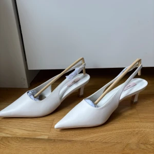 Vita klackskor Nelly - Jättefina vita klackskor från Nelly. Aldrig använda så de är i nyskick💕Storlek 37. Nypris 499. 