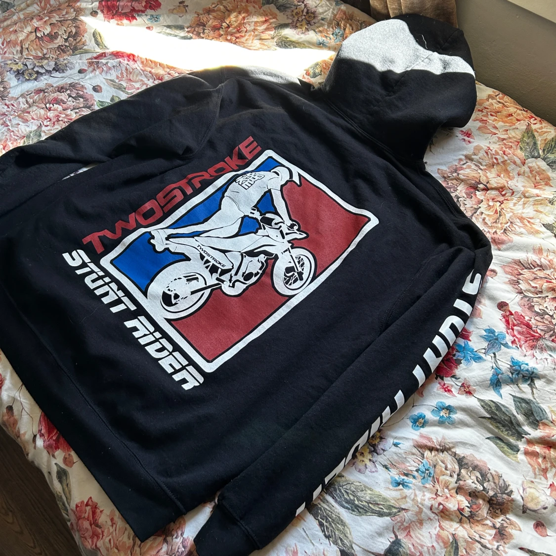 Svart hoodie från Twostroke - 1