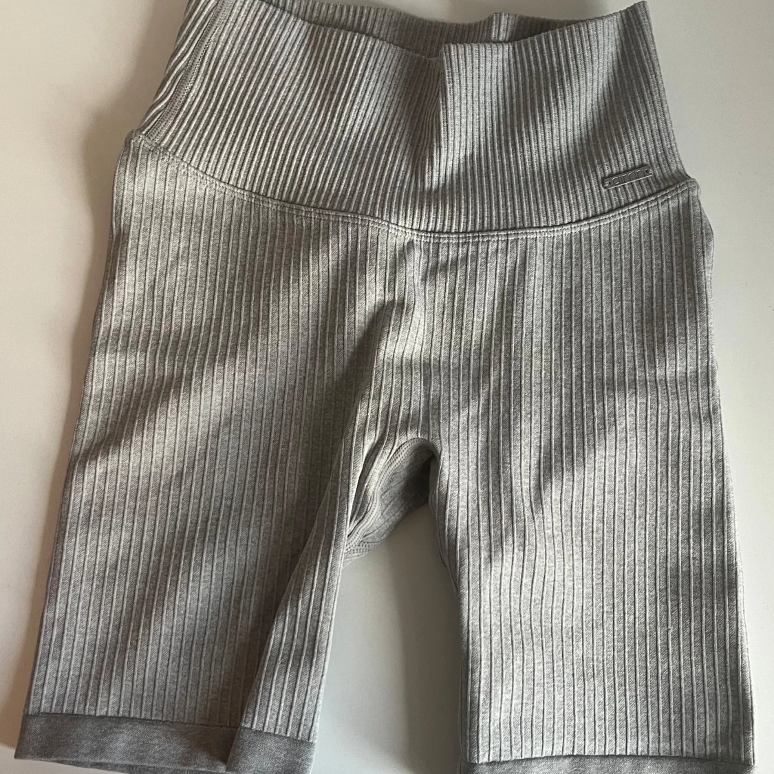 Grå ribbade träningsshorts