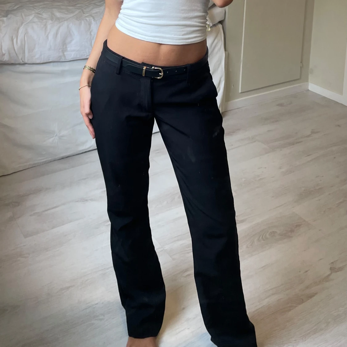 lågmidjade svarta kostymbyxor - 1