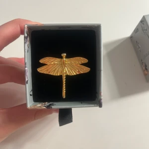 Guldfärgad ring med trollslända från ioaku💗💗 - Cool statementring i guldfärg formad som en trollslända. Ringen har stora, detaljerade vingar och är justerbar i storlek. Perfekt accessoar för dig som gillar unika smycken med naturinspiration.💗💗