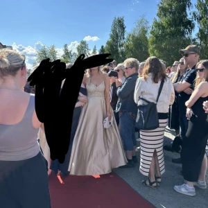 Champagnefärgad balklänning - Säljer en superfin champagnefärgad balklänning Jag är 178 och passade mig perfekt. Storlek S-M. Broderad och glitter (som inte skaver eller gör ont) finns gömda fickor på båda sidorna🙌den är köpt från JJshouse och endast använd ca 6h på en kväll. Den är i fint skick. 🌸💕