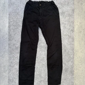Svarta chinos  - Svarta chinos från KappAhl.