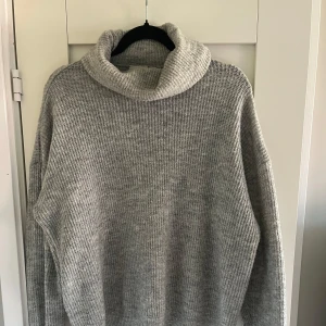 Grå stickad polotröja från VILA - Mysig grå stickad polotröja från VILA med bred polokrage. Lappen i nacken är lite smutsig men har ej försökt att få bort det, borde gå. Väldigt skön tröja med mjuk material.