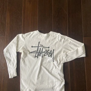 Stussy tröja  - Snygg långärmad tröja av stussy, den är fortfarande i bra skick men lite knottrig och smått missfärgning under armen. Hör av er vid några funderingar 🙂 