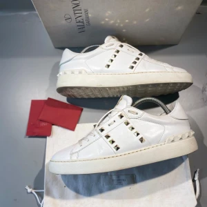 Valentino skor - Hej! Säljer nu mina skor från märket Valentino, storlek 40 bra skick, givetvis äkta. Tveka inte på att höra av dig om du har frågor eller funderingar kring skorna! 