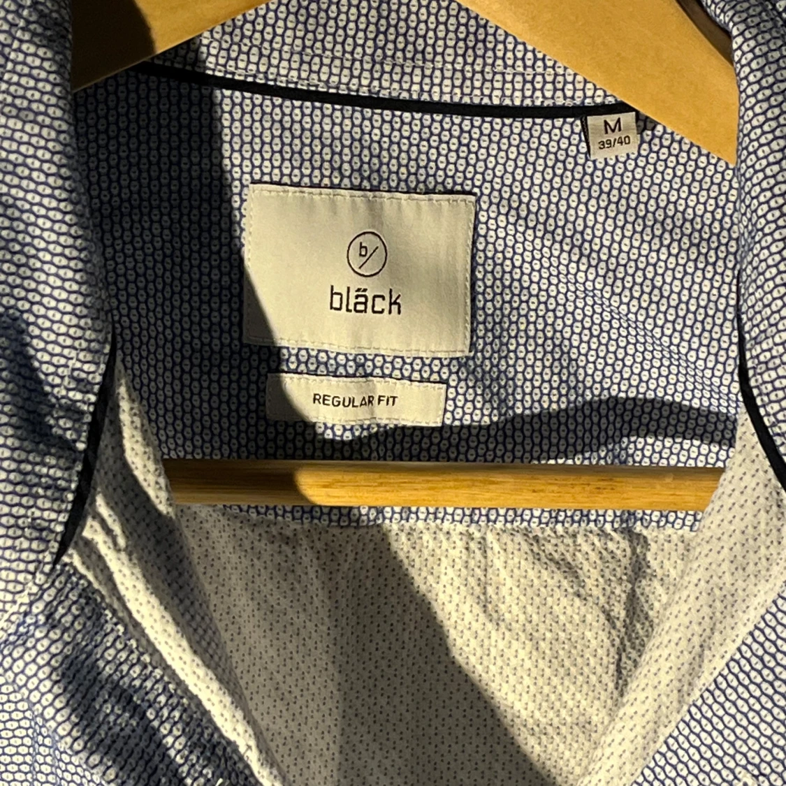 Blåvit mönstrad skjorta från Bläck - 1