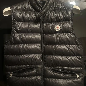 Moncler gui väst - Säljer en svart moncler väst som är för liten. Den är bra skick syns knappt att den är använd. Storlek 3 som är typ M. Priset är inte bestämt.