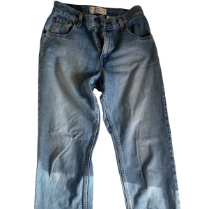 Levi's ljusblå jeans - Klassiska ljusblå Levi's jeans. 