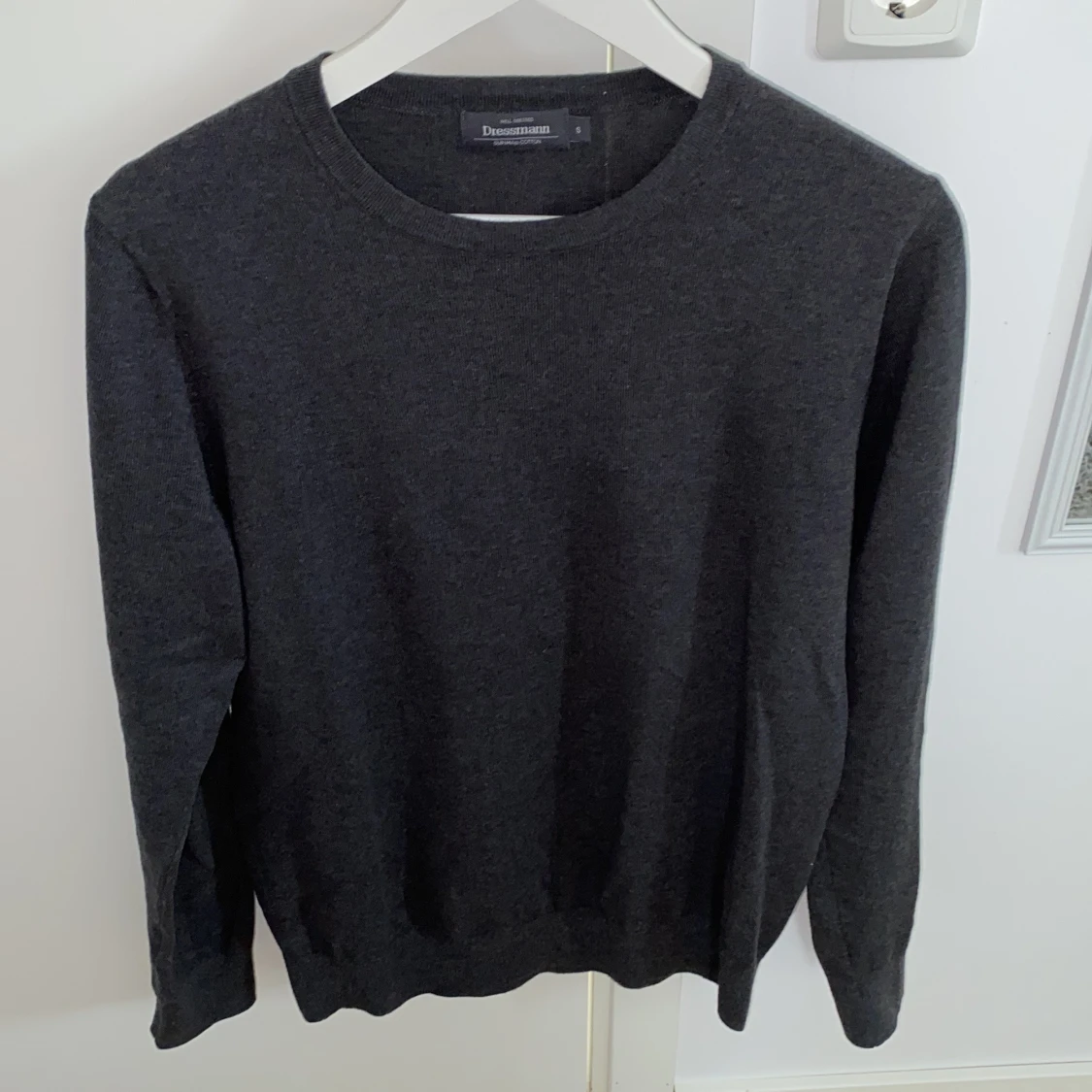Mörkgrå tröja från Dressmann