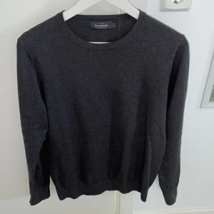 Mörkgrå tröja från Dressmann - Säljer en mörkgrå tröja från Dressmann i mjuk bomull. Använt fåtall gånger (1-2