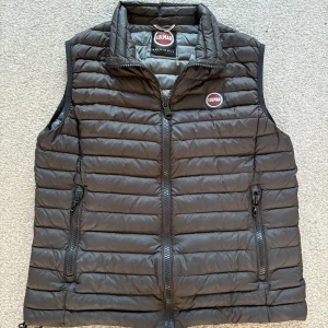 Väst från Colmar - Säljer en super snygg colmar väst i mycket bra skick, ny pris 2999kr. Storlek 50(M) Bara att skriva om frågor uppstår?