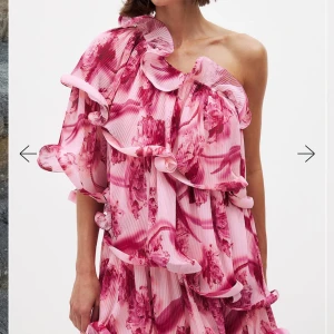 Rosa blommig one shoulder klänning från NA-KD - Säljer en superfin rosa och röd blommig klänning från NA-KD från Lovisa Wallins collection. Helt ny och finns ej kvar på hemsidan i denna storlek❣️❣️