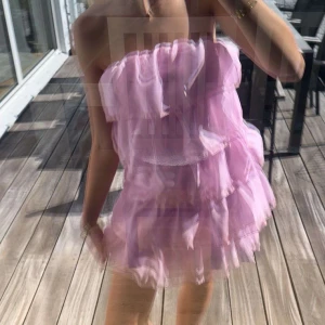 Rosa volangklänning - Jättefin rosa sommarklänning med volanger. Storlek S, helt ny!! 