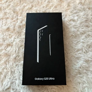 Samsung Galaxy S25 Ultra - Säljer en Samsung Galaxy S25 Ultra i svart med originalkartong och tillbehör. Telefonen har flera bakre kameror och stilren design. Perfekt för dig som vill ha en kraftfull smartphone med stor skärm och avancerade funktioner.  Telefonen är helt oanvänd & orörd enbart förpackning som är öppnad 