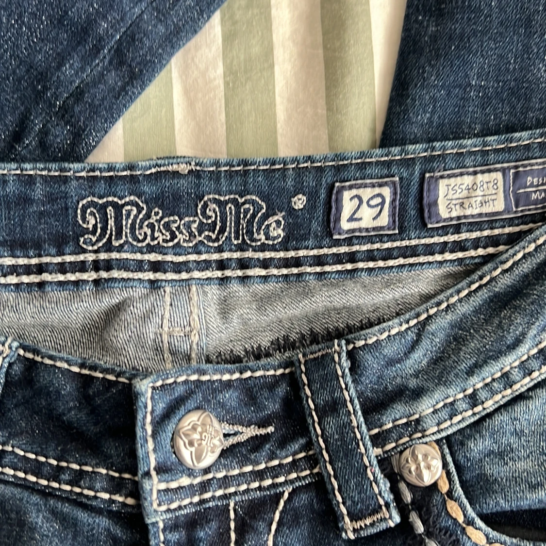 Mörkblå jeansbyxor från Miss Me med dekorativa detaljer - 2