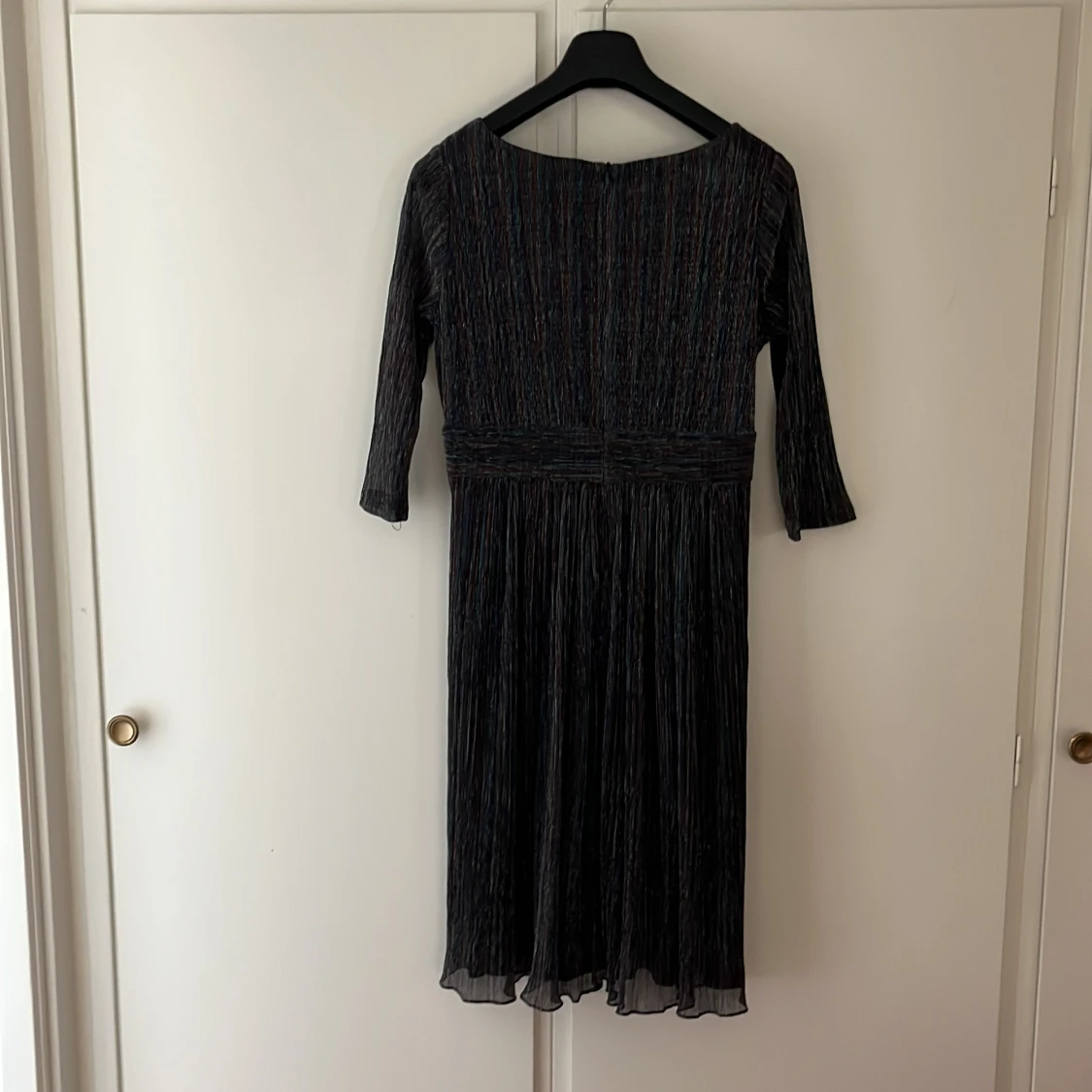 Glittrig klänning från SWING - 1