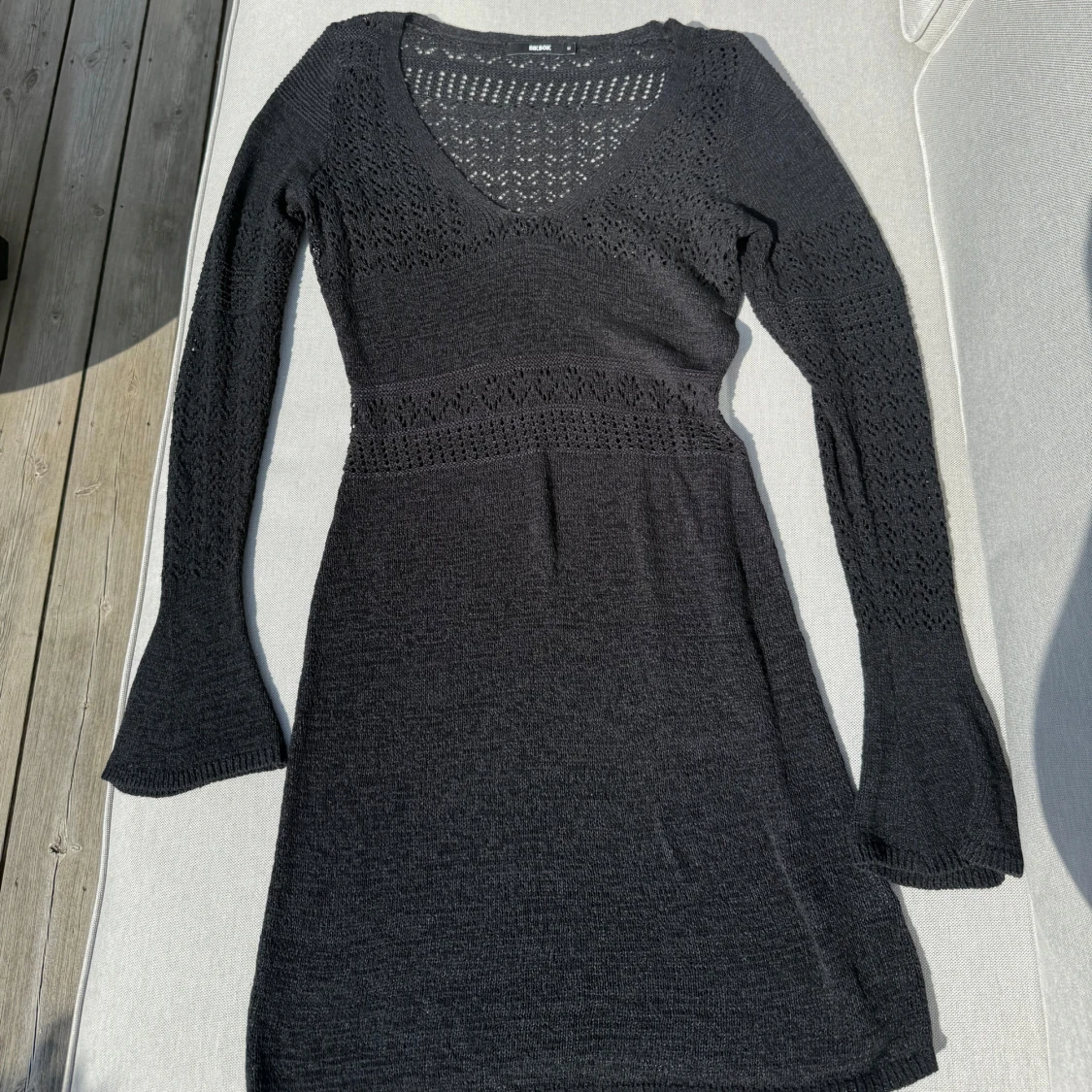 Svart stickad klänning med v-ringning från BikBok