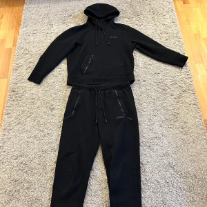 Hugo Boss - Säljer en Hugo Boss dress då den inte passar mig riktigt, storlek M men sitter typ som S. Knappt använd köptes i Vintras på Hugo Boss. Riktigt fint skick. Nypris: 3 000kr Mitt pris: 2000kr Möts upp i Sthlm eller fraktar