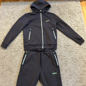 Hugo Boss Dress - Säljer en snygg Boss dress då jag inte använder den längre, köptes sommaren 2024. Den är fortfarande i fint skick endast en liten skada på shortsen som knappt syns vid användning. Nypris: 3 600kr  Mitt pris: 2000kr Möts upp i Sthlm eller fraktar