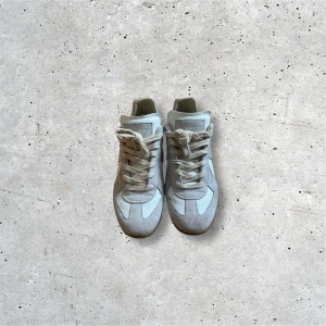 Maison Margiela Gats Low - Margiela gats : Size 42 EU : Endast liiite smuts på ytan : Mycket bra skick 9/10 : Allt OG kmr med : Kvitto finns såklart! : Hmu i dm's!