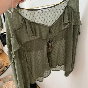 Grön zara blus slutsåld!! - Jättefin grön blus från zara, perfekt nu till sommaren! Säljs inte längre, och är använd ett fåtal gånger!