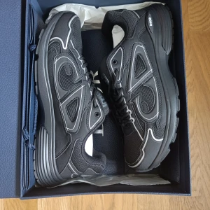 Svarta skor | strl. 44 - Säljer ett par svarta sneakers i nyskick. Storlek 44. Säljes då de inte passar mig