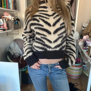 Zebra stickad! - Snygg stickad från nakd i zebra mönster 