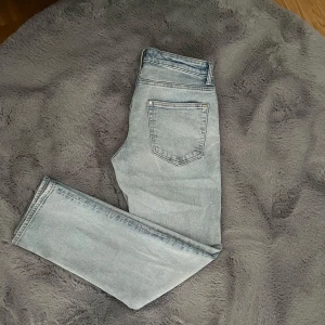 Ljusblå jeans Straight Regular fit från H&M - Säljer ett par ljusblå jeans från H&M i modellen Straight Regular fit. Klassisk femficksdesign med knapp och dragkedja i gylfen. Storleken är W29 L32. Perfekta för dig som gillar raka jeans med normal passform.