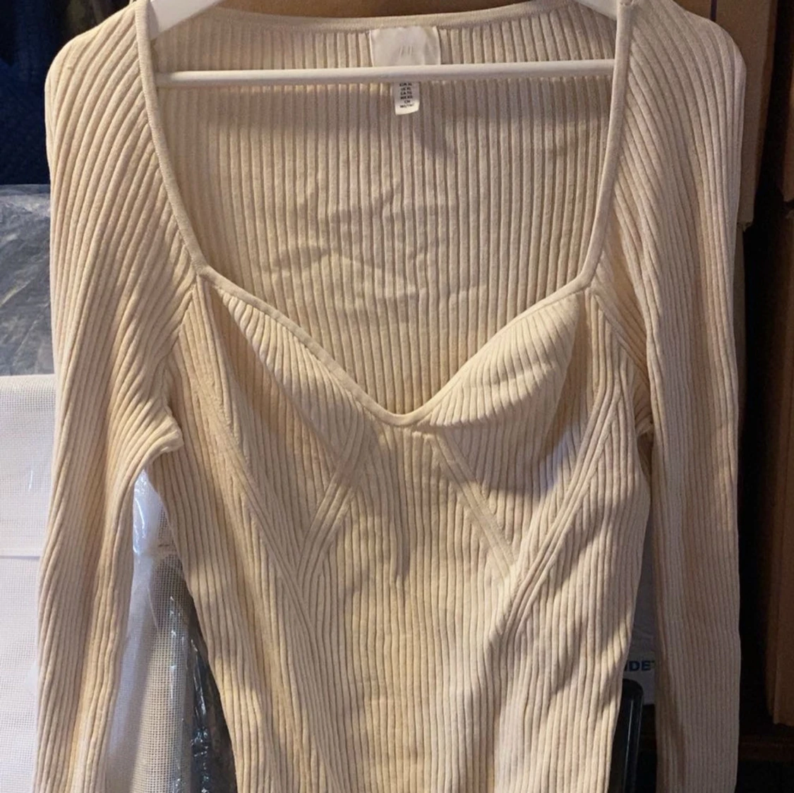 Beige ribbad långärmad topp