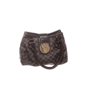 Brun handväska med mönster från Morris - Säljer en brun handväska från Morris med klassiskt mönster och snygga detaljer i mörkbrunt skinn. Väskan har två handtag och ett dekorativt spänne i metall framtill. Perfekt storlek för det viktigaste och passar till många olika stilar.