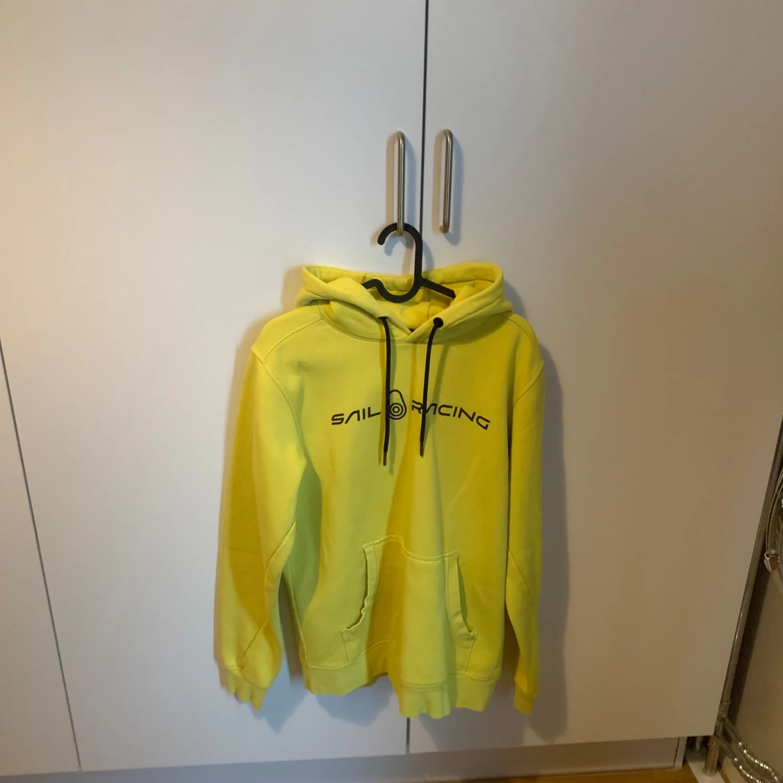 Gul hoodie från Sail Racing