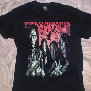 Type O Negative band tröja - Type o Negative band tröja från gildan och knappt använd så tänkte sälja till någon annan som kanske va intresserad 