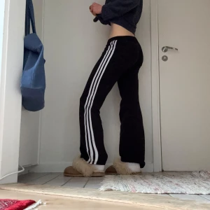 Adidas byxor med låg midja - Svarta mjukisbyxor från Adidas med låg midja, står storlek L men jag är xs och dessa sitter som en S