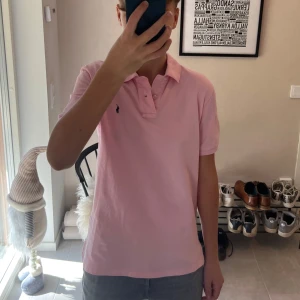 Ralph Lauren pike - Säljer nu en rosa Ralph Lauren pike i storlek L 14-16 motsvarar XS. Skick 8/10. Vid frågor eller funderingar tveka inte att höra av dig. Priset kan diskuteras!