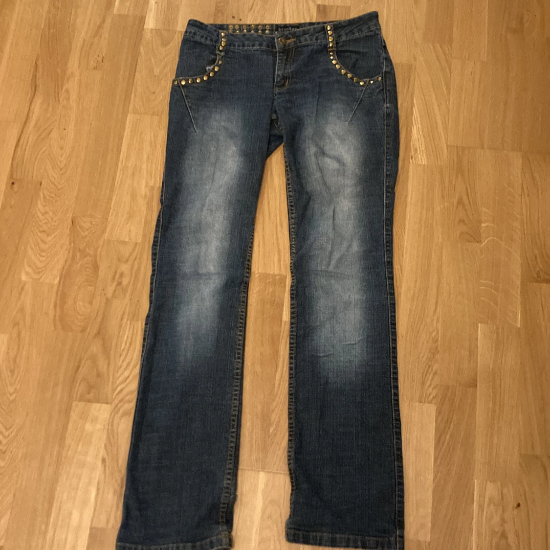 Blå low waisted jeans med nitar från Brooker